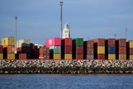 Contenedores en puerto