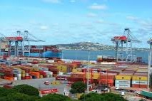 Por paro en el puerto