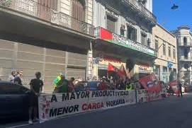 sindicato mantiene paro